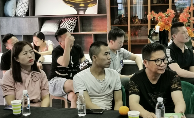 选题
什么城市
什么地段
周围的消费人群他们的消费习惯
决定了我们要做一个什么样的酒吧