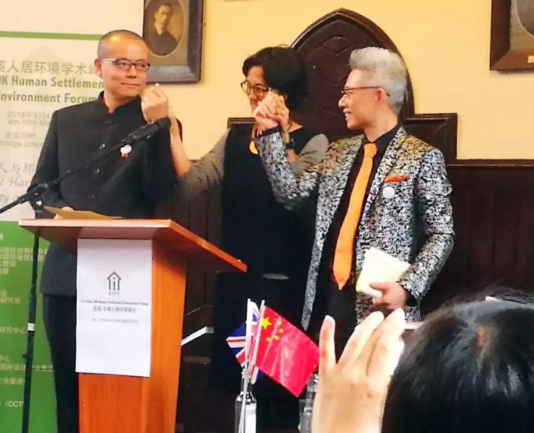 在剑桥大学图书馆会议中心召开的『首届中英人居环境峰会论坛（The 1st China-UK Human Settlement Environment Forum）』中，HHD国际设计机构的洪忠轩先生作为中国代表与剑桥大学代表及深圳人居环境研究会秘书长景从容先生携手宣读《剑桥宣言》，启动了绿色人居环境的时代篇章。



《媒体视觉:洪忠轩专访系列》: