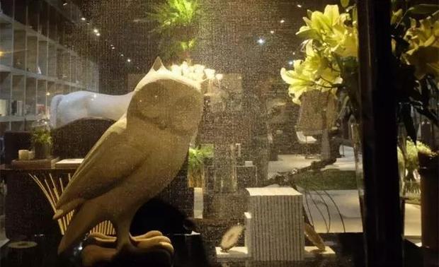 ▲室内缩小版猫头鹰装置

设计原型来自台湾珍稀猫头鹰品种 [黄嘴角鸮] ,之所以选择 [黄嘴角鸮]因为“她”象征着智慧，是女子夜间的守护神，也是乐乐书屋的守护神。