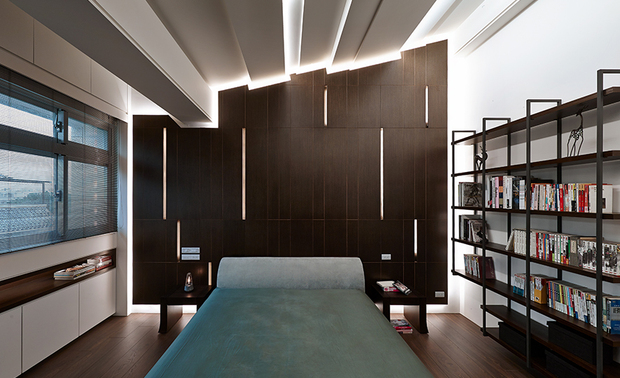 男孩房 The son’s bedroom

自美国留学回来的儿子，欲跳脱家屋的温煦调性，
希望个人领域能以更具个性风格的样式呈现；
因此我们顺应空间的斜顶架构，
利用线面切割铺排层次变化，
以一种极富韵律的节奏导引空间。

床头主牆亦保留挑空斜顶，
于沉稳立面铺排出不规则的秩序，
缝隙间光带流动熠熠生辉，
彷若时光痕迹烙印其中，
蒐集日常生活中的吉光片羽。

The boy, who returned from studying abroad in the United States, is hoping to possess a customized exclusive stylish layout, instead of the warmth ambience as normal design. Therefore, we cope with the sloping roof structure, make use of cutting lines and panels to bring out various gradations, thence create a rhythmic trendy space.

Still the main wall at the head of the bed keep the high slope ceiling, we pave irregular planks on the fix surface. 
And the light band glows between the crevices, as like the trace of time, collecting precious moment in daily life.

项目资讯

案名：光鑑岁华
项目类型：别墅
项目地址：台湾桃园
设计团队：川寓设计
项目坪数：82坪
主要建材：橡木钢刷木皮、铁件、喷漆

锺富安
川寓室内装修设计工程有限公司 主持设计师
电话：+886-3-4229118
地址：桃园市中坜区慈惠三街158巷18号1F
信箱：ppid58@gmail.com
网址：http://www.chuan-yu.tw/

OPEN Design 动能开启传媒：http://www.openworld.tv/talk/
