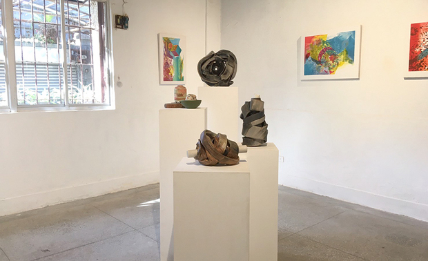 （图）云森陶陶工作室定期都会举办展览，图为2021年4月17日至6月14日的陶艺家Brian Molanphy个展──Belly Button肚脐。

Ｑ：David创办人长期对陶瓷保持热情，并也设立云森陶陶工作室，将许多国际艺术家带到台湾，请问是谁启发您有此举动？
 
David：2008年，我在陶瓷杂志上，看到一篇关于爱尔兰陶艺家Jack Doherty的文章，内容描述他以单纯的「泥土」，加上氧化物作为着色剂，并于过程加入「苏打」窑烧，看似简单的手法，成品却令人相当惊艳，完美的比例以致烧製后，形成每一处皆美丽的痕迹，呈现烟燻蓝、灰炭的彩虹，还有像火般的闪烁红橙色彩，这让我很想见这位大师一面。由于Jack Doherty住在英国，几个月后，我因为某些行程到索尔兹伯里，就决定前往对方的所在地，而在抵达现场，才发现他是百年历史博物馆The Leach Pottery的负责人，现场也看到很多製作的陶器有很多色彩，像是天空及海洋，画面实在让我为之一亮！

因为年龄差不多，那时和Jack Doherty相处的两天裡，感觉彼此就像兄弟一般，处得很开心，因此决定一定要邀请他来到台湾，并将他魔幻般的陶艺分享给所有的台湾人；2010年，我们安排他到莺歌陶瓷博物馆，进行为期一个礼拜的工作坊活动，同时在台北教育大学举办展览，并到各地演讲，而此经历也让「云森陶陶工作室」受到瞩目，吸引很多国际陶艺家进驻。

苏打烧是将窑裡温度升至1240度c，然后喷洒溷着水分的苏打，两者之间的化学变化，留下各式各样的痕迹与色彩，而这其实也像生活一样，你可能有一个舞台，一切都已经准备好，但有时候最终结果不是我们能控制的，有时会有喜悦也会有可怕的灾难。