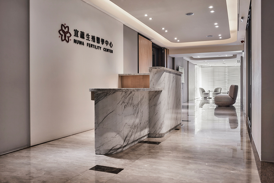 （图）《煦光蕴玉》接待柜檯与上方天花板皆以弧形收尾，呈现出圆钝的柔和视觉。
