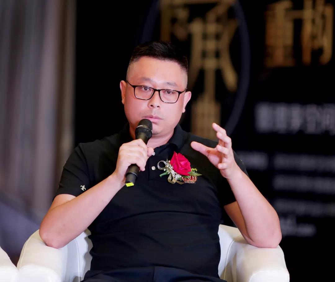 陈祖宇：奢华不会随着时代淘汰，每个时代观点不同，曾经是浮华堆砌，而今随着整个时代的变迁和人们审美的提升，不管是家居产品还是设计理念，简约甚至是极简在全世界都大为盛行。今年的米兰展上看到的展品，九成以上是简约的，剩下一成才是繁复的，这反映了当今社会的潮流和趋势。