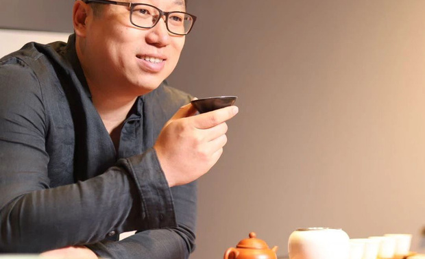 李昕
资深注册室内设计师
易郡装饰工程设计有限公司董事长
易郡空间创意事务所创始人设计总监
品鉴国际空间设计联签约设计师
北京博大逸品装饰设计签约设计师

中国建筑装饰协会注册装饰设计师高级资格
中国建筑学会室内设计CIID会员
中国室内装饰与陈设高级设计师
荣获“40 UNDER 40中国设计杰出青年奖”
荣获 第三届中国国际空间环境艺术设计大赛  铜奖
大金中国内装设计大赛  铜奖
Hi-Design第七届室内设计大赛评审嘉宾 
设计格言
居所不是设计者的竞技场，而是居住者内心深处的呈现。