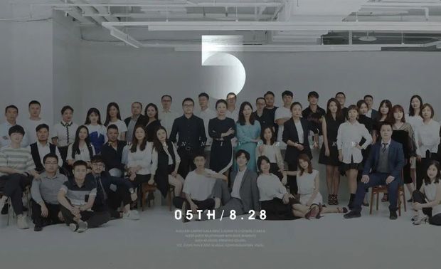 2020年8月28日，是公司5周年的生日。

五年的光阴，可以孕育一颗种子，惊喜地看着它破土而出，向着亭亭如盖的苍翠奋力生长。正如公司最初的小巨蛋办公室那样，选取孵化器的寓意，孕育共同的设计理想，并逐渐展翼翱翔。
