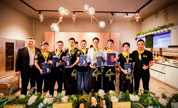获得本届厨王争霸赛金星奖的队伍是：D组小伙伴，紫禁汇品设计集团董事长林国江先生、海南酒店管理餐饮协会副会长朱炳霖先生为获奖队伍颁奖。