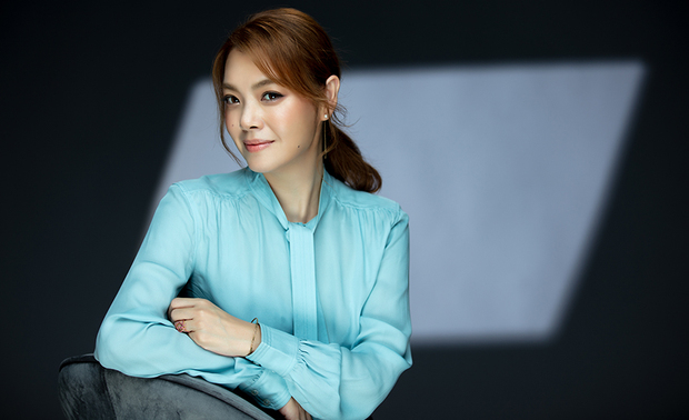 舒杰室内设计 Debby 陈琬婷，从事室内设计行业近20年，服务项目包括住宅、实品屋、样板房、商空设计、饭店精品店、办公室设计，将空间美学、工艺的品味传递给大众之馀，也屡获国际大奖肯定，夺得英国IPA地产大奖、美国Architecture Master Prize以及意大利A’Design Award等多项大奖。

（以下对话，丁菱娟老师简称丁，陈琬婷设计总监简称陈。）
