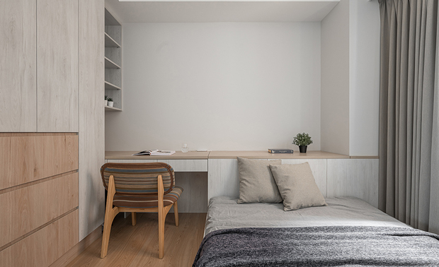 卧室
Bedrooms

主卧天花板做弧线设计，一方面为了遮蔽床头上方的压梁，另一方面则是在造型上做变化，壁面亦做跳色搭配，呼应客厅电视牆语彙。次卧柜体与餐厅边柜异曲同工，同样延续木质调，以深浅错落划分收纳用途，为空间视觉做点缀。

We set up an extraordinary arc-patterned ceiling in the main bedroom to adorn the pressure beam above the bed. And then finish the walls with varied tinges to echo the design theme of the living room TV wall. While the wooden cabinets in the secondary bedroom adopt the identical design of the sideboard in the dining area, different depth settings ingeniously achieve storage needs and bring a pleasant look to the space.

项目资讯

案名：柔白蕴寓
项目类型：标准格局
项目地址：台湾新竹
设计团队：棠禾设计
项目坪数：20坪
主要建材：立体天花板、造型天花板、订製铝框门、进口超耐磨木地板、进口系统柜、订製线型灯、艺术涂料、冷烤漆、订製柜体、进口磁砖、乳胶漆

曾智和
棠禾空间设计有限公司 设计总监
电话：+886-3-555-9792
地址：新竹县竹北市竹义街80号
信箱：tanghe.ds@gmail.com
网址：https://www.tanghedesign.com

OPEN Design动能开启传媒：https://www.openworld.tv/