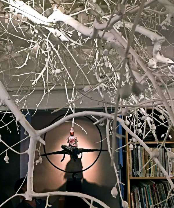 图为张清平老师公司“天坊室内计划“实景图片

随着访客步伐的移动，空间也在不断的发生着变化。简单的装饰手法，不经意走到会议桌前，蒙太奇的景象豁然显现。

