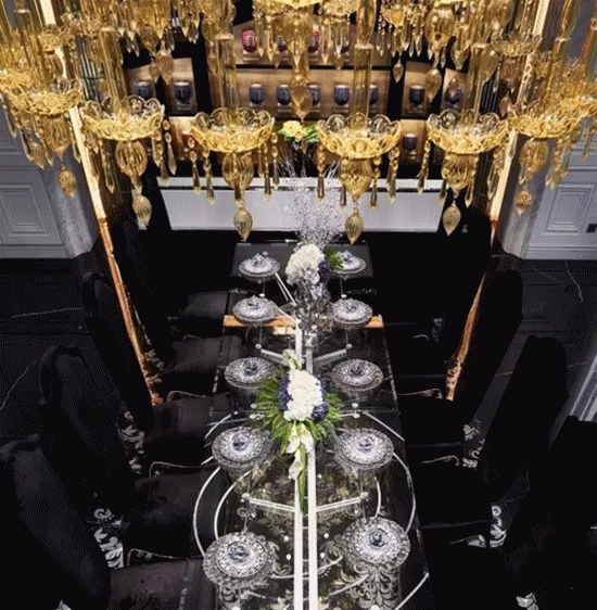 黄书恒作品《望江名门》

在这些极具现代感的家具外形下将一些看似无法关联甚至相互冲突的元素通过设计完美结合。例如金属、玻璃的材质与古典主义通常难以联系，金属和玻璃通常质感较硬、比较现代、过于简洁，难以体现典雅品质。黄书恒却一反常规，在多款家具中使用金属与玻璃演绎出古典尊贵的家具。
