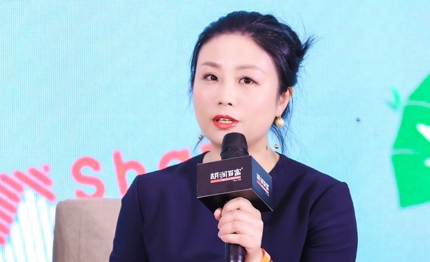 在后疫时代，高净值人群更加关注和追求全身心绿色健康生活，什么才是更符合高净值人群的“健康自在，品质生活”的全新生活方式，这是设计师、艺术家等行业领军人物值得思考且在此分享交流的话题。

STUDIO.Y在探索家居设计时一直坚持“科技、自然、生态、艺术”的方向，将其融入空间表达中，实现人们对于美好生活居所的物质满足与精神寄托。同时STUDIO.Y在论坛讨论谈及到阿那亚的文化社群模式，表达了对1.5居所的思考和人们对于居所价值观的变化。

在设计与艺术家跨界合作关系的探讨中，STUDIO.Y认为设计同艺术都是同行者，设计本身就是一门艺术，而艺术也需要设计去表达。设计师所设计的作品应该是集中了对多种元素梳理统筹后的再表达，艺术家也会在设计师的作品中寻找空间表达的视觉张力，艺术与设计的相辅相成才能让彼此的作品最终呈现极佳的状态。