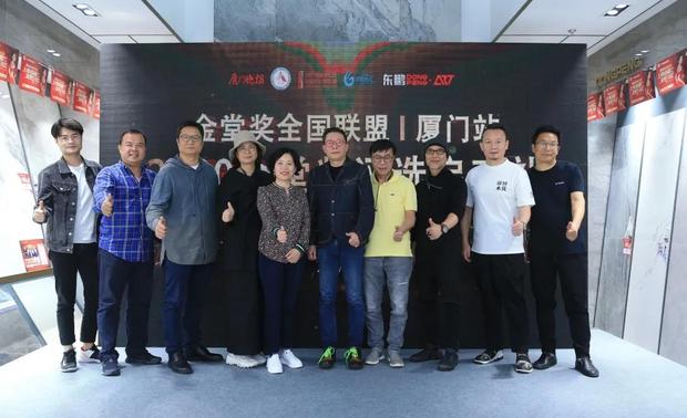 东鹏ART+运营总监李鑫先生,带来ART+主题分享。
东鹏ART+立足于全球高端家居市场,整合国际化设计资源,深入研究和探索家居的流行风尚,融合十位世界殿堂级艺术大师的创作理念,通过创新品牌内涵与重塑艺术思想,开发“大千居士”、“拉斐尔”、“毕加索”、“梵高 ”、“鲁班”等中西方十大艺术家产品,打造”人文、艺术、设计”的文化家居:开启了中国艺术家居原创设计元年,引领瓷砖家居品牌新潮流。