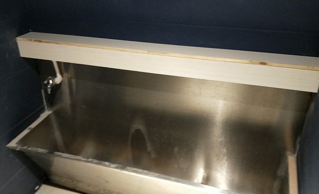 厕所小便斗改做成尿池