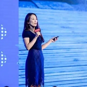 陈暄
明星御用设计师、十上建筑创始人
她为众多明星名人设计过私宅或工作室,建筑师出身的她对自己从不设限,大到阿联酋大使馆,小到一家画廊,从北京的尤伦斯当代艺术中心商店,到国贸总部办公室,特立独行的她用创意点亮了一个个建筑与空间。