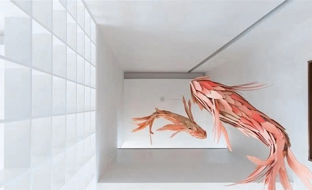 “闻木樨香”是禅宗极有名的一个故事。北宋大家黄庭坚拜于晦堂大师门下，修习佛法，参禅悟道，但他性情急躁，与大师相处多年，却觉得大师并没有教他悟道的法门。一日，两人在悠游天地之间，大师问：“你闻到木樨花香了吗？”黄庭坚答道：“闻到了呀，到处都是！“大师笑道：”你看，我没有对你隐瞒什么吧！“黄庭坚顿时参悟禅机。
生命之道就如生活之美，如木樨花香飘溢，无处不在，自然永恒，得自已去闻，自己去悟。茶道义理何尝不是如此？只不过是用茶作为载体来修行悟道，上升到文化层面即为“茶道”。设计师少年时曾鄙夷日本的茶道文化为繁文缛节，如今想来是浅薄了，事茶的过程正是修炼心性、悟道的过程。多年以后，在苏州园林中拾得“闻木樨香”这一禅宗典故，顿时让其混沌的思絮一下子变得澄彻，又适逢朋友委托，要求设计一个小型的茶文化体验会馆，遂取名“樨香小筑”。