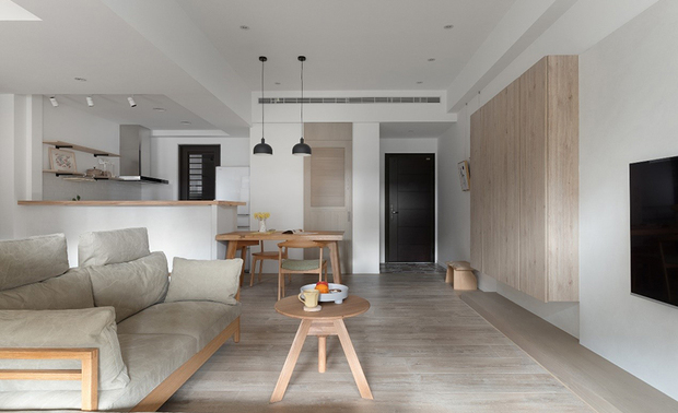 客厅
Living Room
客厅装设便于存放日常用品的大型收纳柜,为了兼顾柜体深度与电视牆的轻盈感,因此採取深浅不一的方正造型打造前后层次,下方统一铺设木纹层板,取得整体视觉平衡。
We thoughtfully incorporated a large storage cabinet in the living room, designed to accommodate everyday items while balancing the depth of the cabinet and the lightweight look of the TV wall. The cabinet features a square-shaped design with varying depths, creating a layered effect in the front and back. The lower section is covered with a wooden laminate, enhancing the overall aesthetic appeal.