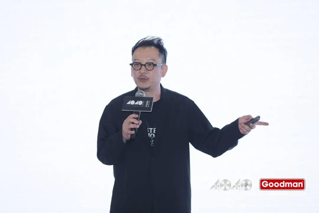 声浪分贝测试结果已出，颁奖嘉宾林志辉老师登台，为他们颁发“青年设计最强音”证书。 

