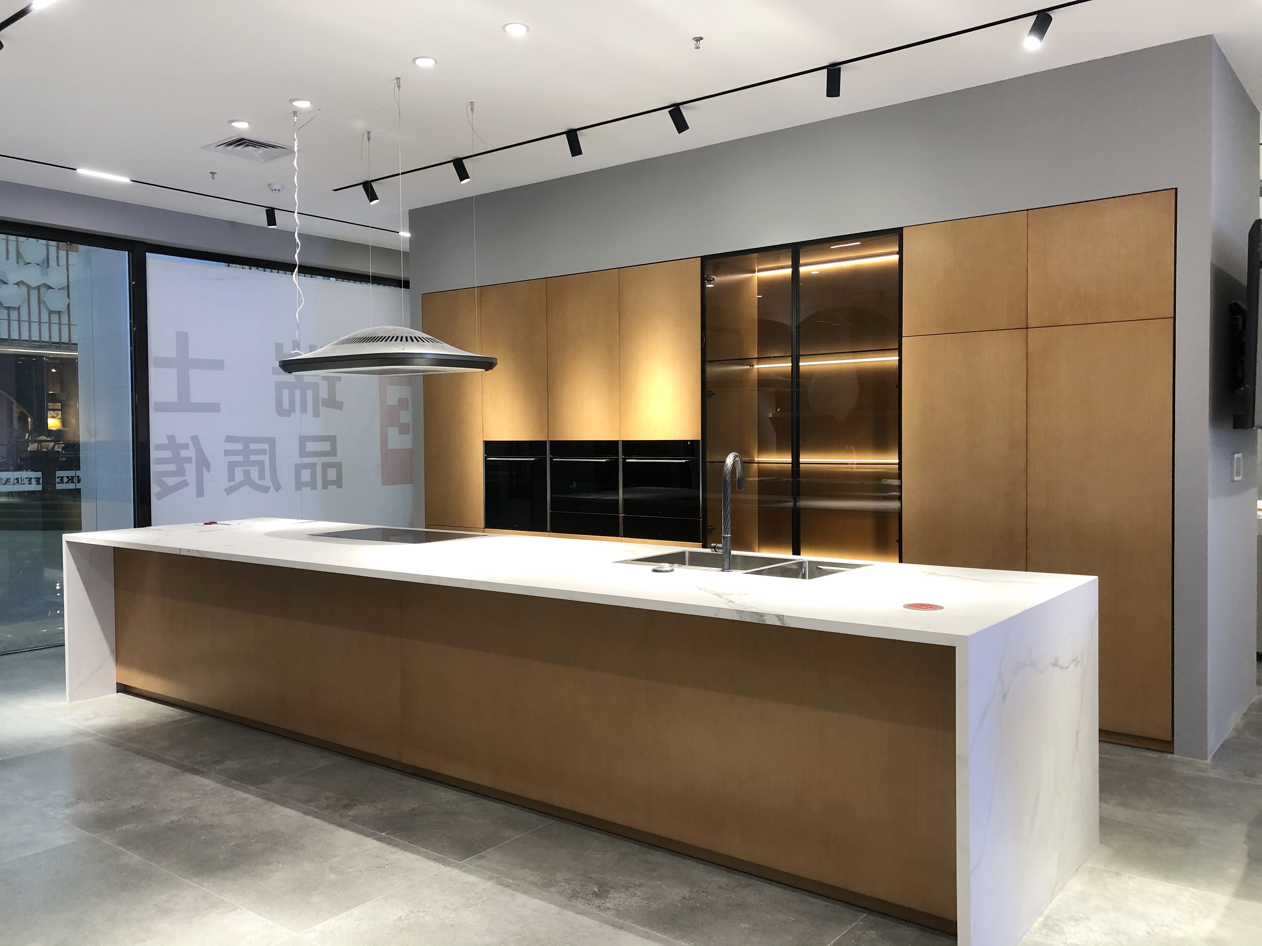 家具吊灯未到位
