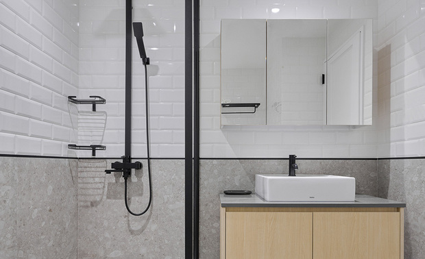 卫浴
Main bathroom

卫浴地坪选用磨石子砖，向上延伸至牆面后转为白色铁道砖，带来丰富视觉层次，盥洗台下方的木质柜体，呼应其他区域的木色元素，替洗浴空间增添温暖感受。

We opt for terrazzo brick tiles to pave the bathroom floor and extend upward to the wall to link with white subway tiles, bringing varied visual layers. The wooden cabinet below the washstand echoes the timber elements in other areas and brings a warming vibe into the bathing space.

项目资讯

案名：宁静
项目类型：旧屋翻新
项目地址：桃园
设计团队：八宝空间美学
项目坪数：45坪
主要建材：乳胶漆、铁道砖、磁性黑板、超耐磨木地板、木地板、铁件、烤漆、系统板材、磁砖、木百叶、人造石、喷漆、洞洞板、线型灯

八宝空间美学
电话：+886-3-2872-603
公司地址：桃园市中坜区青峰路一段47号8楼
信箱：sunny@babodesign.me

OPEN Design动能开启传媒：https://www.openworld.tv/