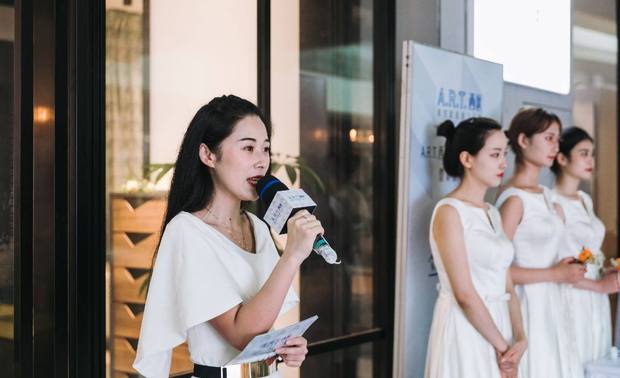  ▲ 活动主持人 林子

接下来主持人林子登台开场，代表A.R.T西区南京店全体同仁对领导、来宾和媒体朋友的到来表示最衷心的感谢和最热烈的欢迎！
