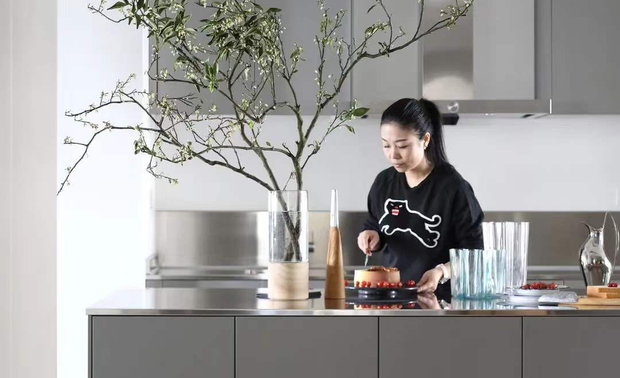 03 扎根生活——用心体验必报以歌

余颢凌认为生活是设计的源泉，唯有热爱生活并投身其中，才能伸出丰富的触手，用敏感的神经感知世界带给自己的惊喜与灵感。经过体验、发现、思考，丰富自己对家与设计的认知与理解。

工作之余，余颢凌不忘回归家庭生活，努力带给家人们高质量的陪伴，与三个女儿度过美妙的时光。她热衷于美食、茶艺、器物等一切与美好生活相关的事物，将自己的细腻善感之心倾注在了对生活细节的珍视与挖掘上，拥有一双发现生活之美的慧眼。