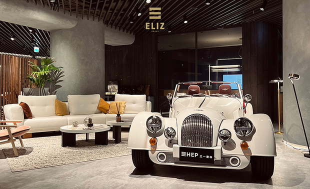 (图片来源:ELIZ GROUP)
ELIZ订製家具首次与英国手工顶级汽车MORGAN(台湾总代理三一国际),跨界举办「ELIZ X MORGAN绅士节」,经典的英国百年传统手工汽车工艺与尖端科技的巧妙融合白蜡木、铝、皮革;每辆MORGAN都是使用这三个核心元素,再由技艺精湛的师傅用手工打造而成。
每辆车都是独一无二,完全展现出这群工匠对传统造车工艺的热情与坚持,并按照最高标准打造;同时,正与ELIZ软装集团风格不谋而合,透过这次将MORGAN的车款展示藏身于ELIZ,将带来前所未有的极致视觉飨宴!