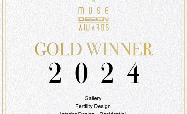 
本文由OPEN编辑部撰写

MUSE Design Awards由历史悠久的国际奖项协会International Awards Associates（IAA）主办，以发掘全球设计缪思为宗旨，为建筑、室内、时尚等领域提供全面的发光舞台，每年严格的评分标准，吸引国际知名品牌与设计师争相参与。

2024年MUSE Design Awards共收到来自一百一十二个国家、超过十万份的参赛作品，并由逾两百位专业评审进行遴选，可谓最具影响力的国际奖项之一，而IAA发言人Thomas Brandt指出，「于2024年MUSE大赛胜出的获奖作品，其精緻程度与作品的完成度及深度，皆象徵着创意及设计行业的最佳表现。」他补充说：「IAA讚扬所有参赛者对工艺的奉献，并希望他们不断用热情进一步扩大创造力和设计的极限。」

持续为每位客户实现「回家，转动钥匙打开门的期待」，丰聚设计 李羽芝、黄翊峰 设计总监 于温润的奶茶色家宅中调入烟燻玫瑰色及圆弧曲线，佐搭金属、铁件、玻璃等素材，造就梦幻不失个性的作品《Rosy-fingered 微粉寓所》；另一方面，清新素雅的《Gallery 艺境》则突破传统格局，将结合线灯的悬浮楼梯呈现为视觉焦点，打造通透无压的居住空间，两件贴合居者需求的细腻创作皆获得本届赛事「金奖」荣誉，为品牌再添灿然光彩！
