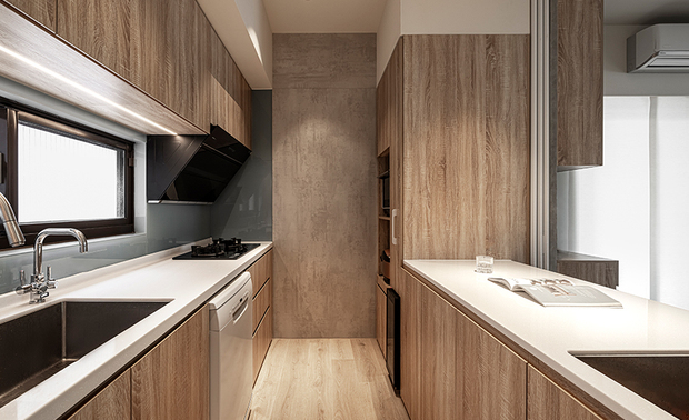 
餐厨空间
Kitchen & Dining Room Combo

因应屋主经常性开伙，在厨房和餐厅之间，配置弹性玻璃拉门；烹饪时可阖上，避免猫咪靠近及油烟逸散至屋内，不使用时可敞开，满足亲友聚会需求。我们在流理台上方嵌入铝条灯，确保充足照明，并将电器柜延伸出吧台，增设洗手槽，提供宽敞顺畅的区域动线，同时兼顾备料的便利性。吧台外侧另设置高脚椅，做为平时简便用餐与阅读休憩的空间，整体餐区设计考虑屋主餐食习惯与后续清洁维护等实用性质，希望让其使用起来更顺手且贴近日常。

To respond to the frequent cooking habit, we installed a movable glass partition enclosed to prevent from the cats and cooking fumes emitting and keep it open to satisfy recreation requirements. Additionally, the under-cabinet lighting provides adequate illumination, and the sink on the bar extended from the appliance cabinet enhances a spacious prep countertop and a convenient moving path. The breakfast bar with high stools allows a quick meal or serves a sitting area. We perfected the functions of kitchen and dining space as easy-maintained and meeting homeowners' daily needs.
