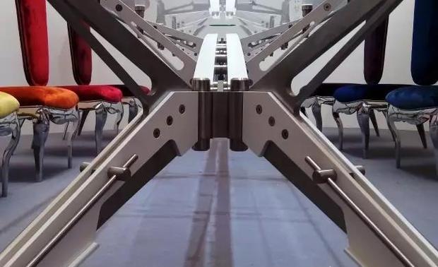 家具的设计纤细简练、在简洁的外表下，却非常讲究线条的修饰，这些细微的修饰使得蕴含着极致的精雅与精致，同时桌子也是建筑的隐喻，当家具结构放大后仿佛一座真实的桥梁。“天枢桌”的意涵则来源于部落彩虹桥高贵荣耀的传说，彰显出餐桌就座的主人及宾客高贵气质。
