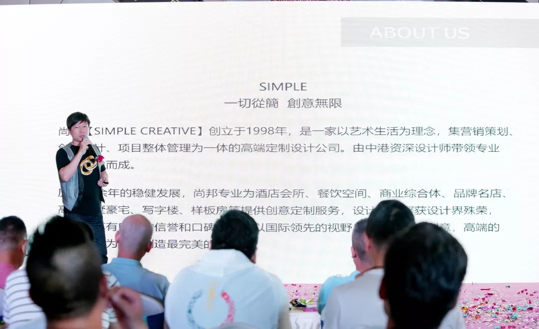  贵州1900㎡的别墅，为兼顾到业主家人隐秘安静的生活需求和招待朋友的活跃情境，整个别墅工程邀请到国家级结构工程师在原有的基础上做结构改动。别墅位处森林公园，设计师规划了动态花园，以声光电来营造现代时尚的活动区域，方便业主招待亲朋好友；四楼的静态花园则设置了佛堂，鱼池，这是一个完全隐私的家人天伦之乐之所。一如既往的，设计师运用了很多不锈钢材质，简单的手法也可以呈现奢华的感觉；户外的用材完全符合户外使用，依照贵州当地气候和业主的喜好，浴缸特地设置了能供泡脚用的细节设计；花园位置做了中空位，将自然光线引入地下室部分；大大的窗户，将采光最大化。