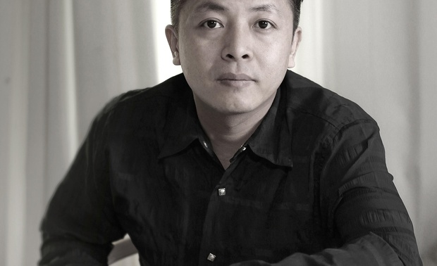 赵睿
纬图建筑设计装饰工程有限公司董事长&设计总监

部分荣誉：
荣获意大利ADESIGN AWARD 金奖&铜奖
荣获法国IF DESIGN AWARD
荣获加拿大GRANDS PRIX DU DESIGN-SPECIAL AWARD
荣获香港APIDA亚太区设计大奖-BEST10
荣获台湾GOLDEN PIN DESIGN AWARD金点设计奖标章
荣获IAI DESIGN AWARD-最佳设计大奖
荣获APDC亚太室内设计精英邀请赛-金奖
荣获CIID中国室内设计大奖-最佳设计企业
荣获CIID中国室内设计大奖-银奖&铜奖
荣获现代装饰国际传媒奖-年度餐饮空间大奖
荣获I-DING AWARD艾鼎奖-餐饮空间金奖
荣获筑巢奖-餐饮空间金奖
荣获JINTANG PRIZE金堂奖-年度十佳餐饮空间设计
荣获JINTANG PRIZE金堂奖-年度优秀展示空间设计
荣获IDG金创意奖-金奖&银奖

丨作品设计图：
