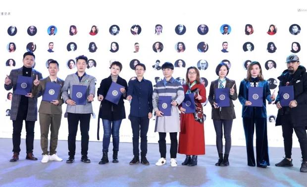 翁奇先生于颁奖现场