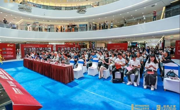 9月3日，中国工业设计之父柳冠中、国际著名品牌设计师、艺术家刘华智MannLao、西安电子科技大学工业设计系教授余平、西安交通大学教授、博士生导师张蕾、居然之家集团副总裁解涛等嘉宾莅临现场，数百位各界设计师代表汇聚一堂，金堂奖全国联盟创始人谢海涛、金堂奖全国联盟秘书长黄艳红、金堂奖人文美学研究院执行总监朱谦知及部分地方执委会负责人等共同出席活动，见证、庆祝2019金堂奖启动。