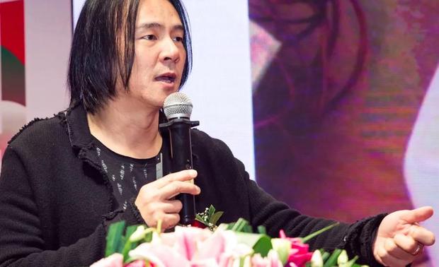 周天民老师当天的演讲并未完全聚焦于室内设计本身，而是用个人在产品设计、视觉设计、品牌设计等多领域的探索经历，启发到场的设计师朋友，用乐观积极的心态在平凡的生活里发现和创造有趣的事物。

周老师向在场的设计师发问：设计是什么？透过一个个小小的案例，周老师用自己斩获“IF”大奖的公司logo和为自营的文青咖啡厅设计的“左右杯”给出了完美的解答：设计，是逻辑。