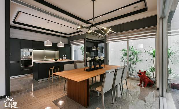 ▲为使用餐形式与位置皆更加自由，餐厨区增设一座兼具收纳功能的吧台；而使用频率较高的餐桌，则在选用上方吊灯时别具巧思，以多向延展的出色造型成为空间主灯。
