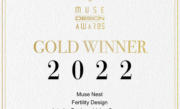 
本文由OPEN编辑部撰写

MUSE Design Awards 由历史悠久的国际奖项协会International Awards Associates（IAA）主办，以发掘全球设计缪思为宗旨，为建筑、室内、时尚等领域提供全面的发光舞台，每年严格的评分标准，吸引国际知名品牌与设计师争相参与。

2022年MUSE Design Awards 共收到来自世界各地近六千多份的参赛作品，可谓最具影响力的国际奖项之一，而IAA发言人Thomas Brandt指出，「于2022年MUSE大赛胜出的获奖作品，其精緻程度与作品的完成度及深度，皆象徵着创意及设计行业的最佳表现。」他补充说：「IAA 讚扬所有参赛者对工艺的奉献，并希望他们不断用热情进一步扩大创造力和设计的极限。」

擅长处理家宅项目的 丰聚设计 李羽芝、黄翊峰 设计总监，本次藉由清爽的浅色石材、大板砖及温润木质，呈现低调沉稳却不失精緻质感的柔美屋宅《木思寓居》，携手镀钛铁件与冰柱玻璃，轻奢时尚的现代风韵油然而生，为空间注入年轻朝气和非凡品味，吸引一众评审目光，于此届赛事获得「金奖」荣誉，续写品牌佳绩！
