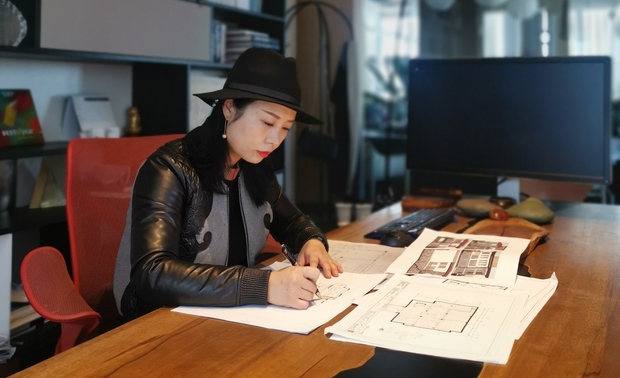 2020，受疫情影响，设计业态洗牌重整。经过多轮紧急的“云会议”，上海国际设计周“中国设计南北十人”项目又一次踏上征程。

与2019年相比，“南北十人”在排兵布阵上发生了些许调整。从设计师的特质性、所处地域的绝对影响力以及是否具备未来意识等多维度出发，上海国际设计周从十座一线城市精选出十位头部设计师，为大家带来一场设计盛宴的洗礼，为设计上的后起之秀们点亮一座灯塔，引领设计前行的方向。

今天的南北十人特辑，就让我们一起走近成都顶尖设计师——余颢凌。