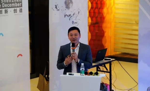 吴宗建老师演讲



“我刚才引用董明珠的一句话讲先进的设计理念，这是有三个理念：设计、经济、环境。陈皮的建筑立面设计包括材料的选用、运输，竹子的材料都以陈皮村为中心，避免大量运输。通过竹子做单层的结构来解决铁皮厂房酷热的问题。当然所有的竹子产生的垃圾可以扔到田里面自然降解。在经济上把建筑特色鲜明的识别性突出来，建筑独特的建筑性也成为当地的地标，通过互联网传播，降低了宣传与运营成本。另一面是促进当地的就业，我们用了大概200个竹匠，技术在活化，大型的场地的建设为当地的竹匠场提供很多的机会。”



“在这里面基本上我的案例想表达的是，设计师要有所思，有所为。要思考什么是我们设计师不要去做，第一，拯救地球的豪情壮志不为。第二，不利于下一代的发展方式不为。第三是被利益绑架的不为。还有是一方独大要三思，只强调公益往往忽视发展或者只强调发展而忽视环境，任何一方独大都不是好事。我认为还是用董明珠的一句话，也就是只有落后的产品，没有过剩的产能，我们设计师应该用先进的理念来解决设计的产能过剩的问题。”