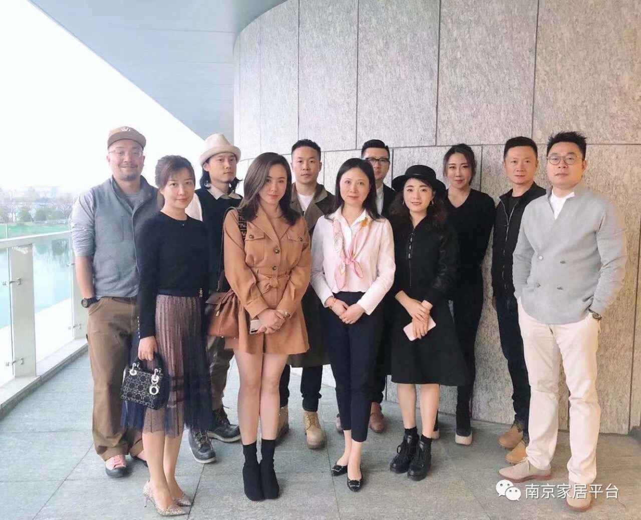 △ 私宴合影

我们的设计私宴还会一直接力下去，南京家居平台致力于为更多本土设计师发声，精诚为业主服务。一年好景君须记，最是橙黄橘绿时，期待下一次与大家的交流和学习。