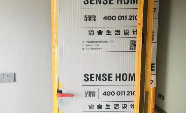 
房间内进行着地宝施工，此工艺在自流平施工基础上可以避免地板起灰，另外还具备一定的防潮作用，避免施工潮气对墙体影响。