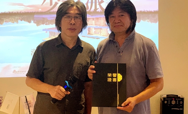 张洪春老师为国内葡萄酒产业规划设计专家辛野老师颁发公益演讲证书
