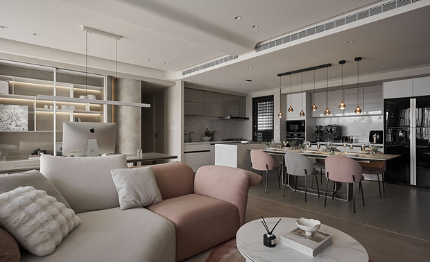 本文由OPEN编辑部撰写

设计概念Design Concept

轻启门扉，卸下无形的桎梏，让自己深陷于粉、灰相间的柔软中，在牆内暖光的辉映下，眺望窗外浓郁暮色，使繁忙的身心逐渐沉淀，环顾四周，温暖的茶色涂料奠定内敛沉稳的气息，流溢现代质韵的洗练金属与天、壁间的柔和曲弧，展现刚柔并济的和谐观感；家宅的每寸每隅皆如梦想中的景緻，令人流连其中，享受独属个人的温馨与归宿。

思及业主身为一位年轻、独立的都会女性，丰聚设计 李羽芝、黄翊峰 设计总监 选用金属、铁件、磁砖和玻璃等素材，营造轻巧俐落的时尚风韵，再于天花板和梁柱边角注入圆弧曲线，为空间增添一抹柔润之馀，也展现屋主温和、柔韧的性格，而整体配色则以居者喜爱的奶茶色系为基调，缀搭梦幻却不失个性的烟燻玫瑰色，打造贴近住者气质的质感家宅，同时呼应「让居所成为生活态度延伸」的品牌理念。

Open the door, remove the invisible constraints, and indulge in a rosy and grayish covering. Upon the balmy lighting glittering from the wall, you may set your bustle mind in front of a dusky window view. Then, the beige wall coating around you reveals an understated touch, and the sleek metallic elements and curved edges present a harmonious charm. Every corner at home makes a fantasy that invites you to a pleasant and private sanctuary.

For the homeowner, a young and single career woman, Fertility Design's design director Sylvia Lee, executive director Lucas Huang adopted sleek and nifty touched materials such as metal, tiles, and glass to deliver a trendy style. Besides, adding curves to the borders and edges lends an elegant feel and features the homeowner’s mellow and determined personality. Moreover, we set the homeowner’s favorite creamy beige as the essential tone, and it sets off a characteristic smoky rose color to perform an exclusive style. As a result, the project echoes our brand concept-”We make a home an extension of your living attitude.”

设计手法Design Techniques

完备生活 尽心欢聚
Functional Layout Plans & Pleasant Gathering Space

考量此案居住成员为业主一人，我们将原先三房的格局，简化为一间附有更衣室和卫浴的主卧，不仅整合居者日常起居所需，也为公领域保留充裕空间，辅以开放式设计，利于屋主接待前来拜访的亲友或同事，予以众人自在宽敞的聚会场所。

To curate a solo living style, we re-reconfigured three bedrooms and established an en-suite master bedroom. The implementation integrates the homeowner’s daily and enhances sufficient public spaces. Besides, a spacious open plan allows entertaining guests or families in a free and easy gathering place.

细琢天地 隽永家居
Delicate Detailing & Sustainable Living Environment

本案牆面採用无毒乳胶漆，并于局部镘抹上艺术涂料，除了呈现不同的壁面纹理和层次，相较一般漆面更加耐髒、易保养，方便工作繁忙的业主维护生活环境，而地坪以超耐磨木地板为主，玄关落尘区和餐厨区则铺设磁砖，无形区划场域的同时，也能避免水渍或油污渗透沟缝，令家宅常保如新。

We adopted nontoxic latex paint to finish the project and partial decorative coating to present various veins and layering. In addition, the dust-resistant and easy-maintained wall coating makes a cleaning solution for the busy homeowner. We paved the mudroom, kitchen, and dining area floors with tiles rather than other laminated floors. Those selected materials seamlessly define different zones and keep the home as clean as possible.

永续心念 自然与共
Sustainability Approaches & Environmental Protection

我们将绿装修观念和行动落实于每个案场中，从前置设计、建材规划、施工过程、品质检验到竣工交屋，皆朝无毒、低甲醛、绿建材的目标前进，致力呈递兼具美感和健康的安心居所，在挥洒创意之馀，也为守护自然尽一份心力。

We implement Eco-friendly ideas in every project. From the up-front design construction process to accomplishment, we exploit toxic-free and low-formaldehyde building materials and make great efforts to achieve aesthetic and healthy homes. It is essential for us to protect the natural environment as well as to give full play to our creativity.
