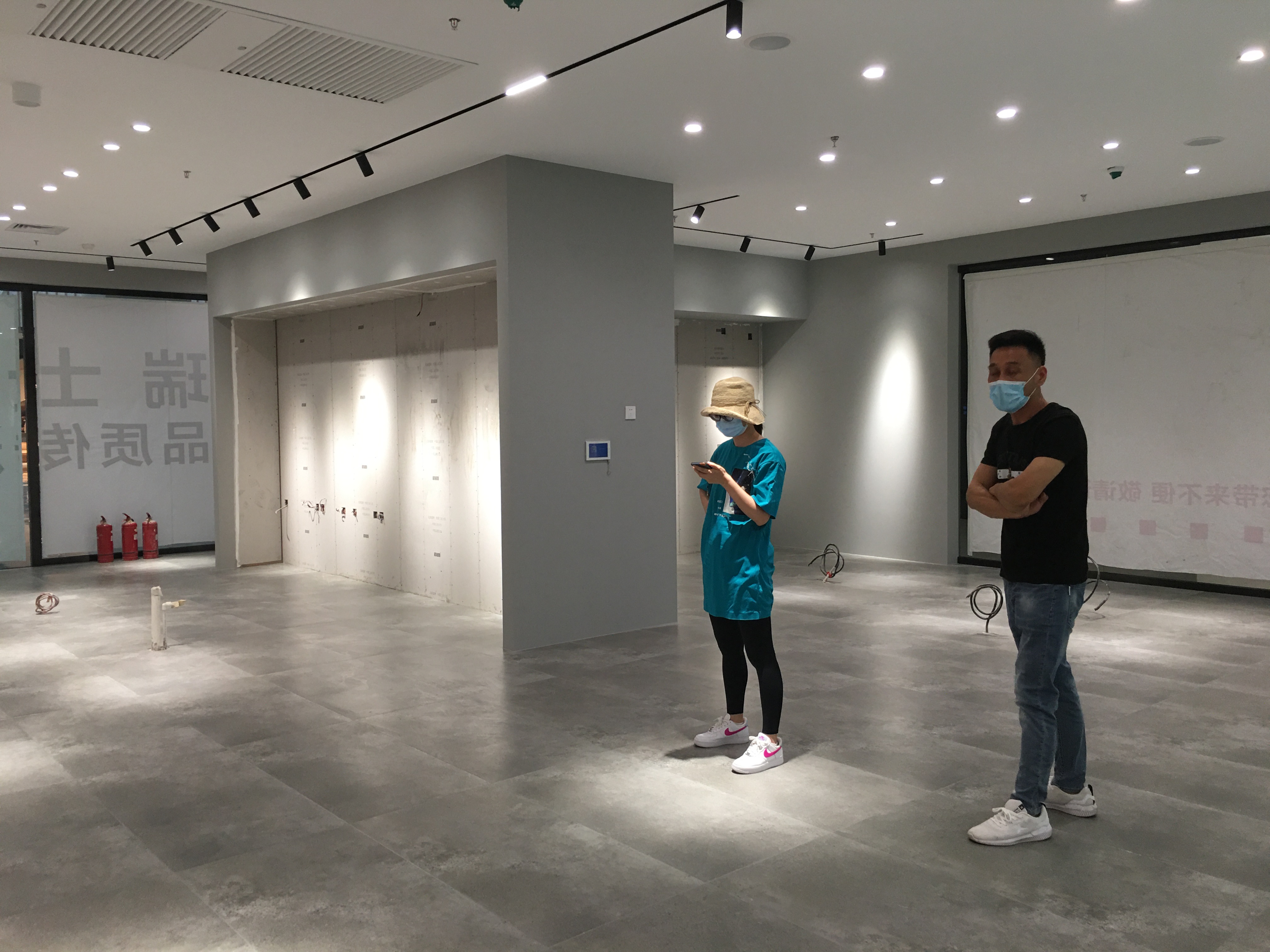 基础施工结束，等待厨房道具和产品进场安装。