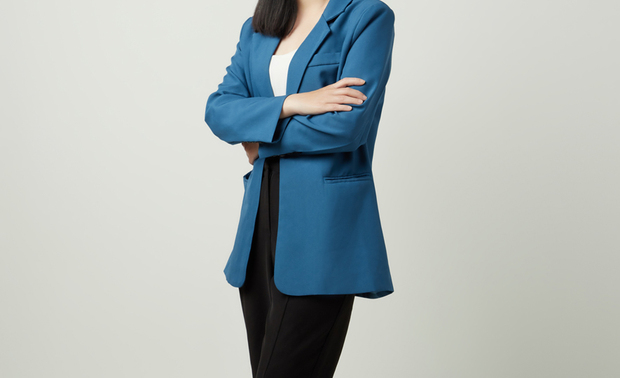 
屋媞设计
设计总监 雷巧华

公司简介
屋媞室内装修公司
【尔雅・释训】媞，安也。一日美好。

WOTY, Word Of The Year.
每件作品皆如精挑细选的年度代表，
屋媞将此精神寄託于创作，
致力展现房屋至美之貌。

我们运用创意思维，细腻勾勒轮廓，
配合专业工艺，缜密凋琢细节，
透过与业主诚挚沟通，尽心实践其心中期盼，
让使用者置身于梦想屋宅，
迎接日日之美好。

设计理念
Less is more.
将居所保留给生活，让回忆为场域增辉。

居者作为家宅的主角，
我们除却多馀缀饰，挹注您的日常点滴，
融汇设计美学与机能巧思，带来舒适而纯粹的起居，
使记忆的暖流漫淌于理想之境，
令住者于韶光的流动中，
感受隽永而纯粹的幸福。

获奖纪录
2024
德国 iF Design Award - Winner

2023
美国 TITAN Design Awards - Gold
美国 Muse Design Awards - Silver
法国 Novum Design Award - Silver
法国 DNA Paris Design Award - Honorable Mention
英国 Outstanding Property Award London - Honorable Mention

获奖作品《閒・日和》
