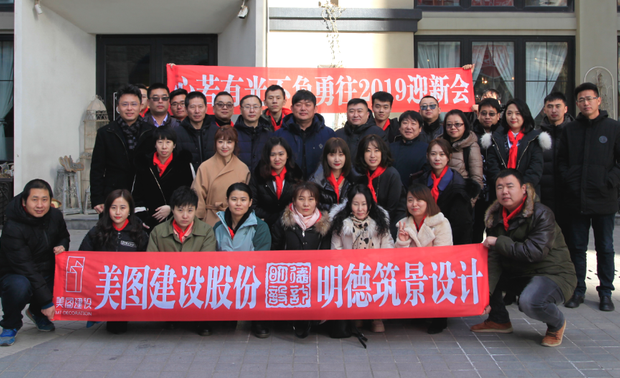 4、换一个姿势奔跑：宁可被困难击败，也不要被困难定义。在“奔跑”之外，还有“舞蹈”这个动作可以选。年初思考的奔跑，疫情下也仅间歇性坚持了数月。温顾奔跑，是追求速度和胜利，但是它不会是创新的东西，越想跑得快，就越要遵循最正确的跑步动作。而舞蹈，追求过程好看，追求结果创新。按捺住盲动的冲动，做精彩的原创动作，然后重复重复再重复，也许就打磨出来自己的内核。这算是突破了上个年初的初心，也是对又一年疫情的妥协，在变化年份里顺应变化寻求长足发展。换个姿势试试，走出去，去下沉市场，尝试接触更宽泛的行业领域和新兴赛道，感受正在蓬勃向上的热浪。