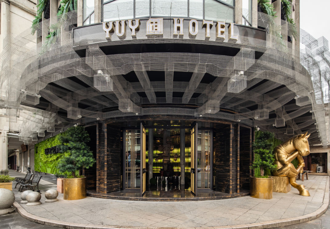 YUY HOTEL潮州御酒店：
行走在酒店里的非物质文化遗产，中国首个戏剧博物馆式酒店

这是潮州戏剧、潮绣、雕艺等非物质文化遗产走进现代酒店空间并与之共生的一次尝试，厚重的历史与纤巧的时尚，碰撞的色彩与深沉的古韵，将焕发出现代语境中的东方活力，创造出一个极具东方人文典范的空间形态。
