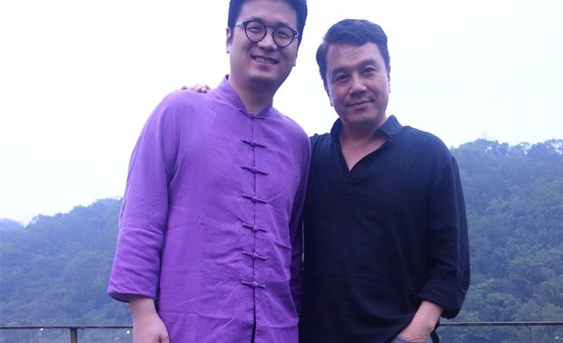 图为本文作者朱谦知与大师张清平合影