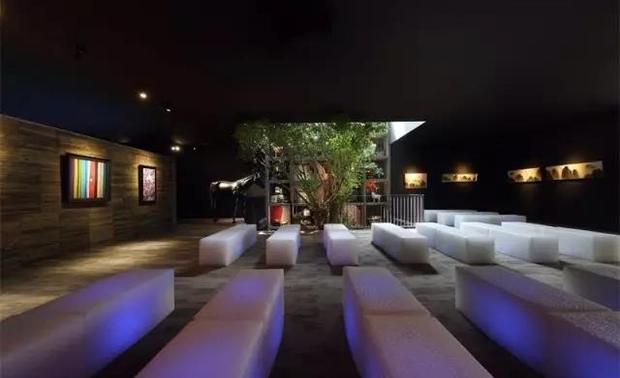 其柔软的质地不仅极大的满足了舒适性，同时材料还有不会变形的特点，长方体块的外形设计能进行随意的组合摆放，以满足不同的需要。并在坐凳下方设计了灯带，在没有光线的情况下也能看见脚下的路。

丨天坊团队齐上阵

在乐乐书屋从初始概念到最后呈现，作为乐乐书屋的甲方兼设计负责人。张清平付出了极大的人力、物力、财力。在一些设计上为了实现更理想的效果，甚至出动了公司团队成员上阵干活，自己还做起了修剪工和油漆工。