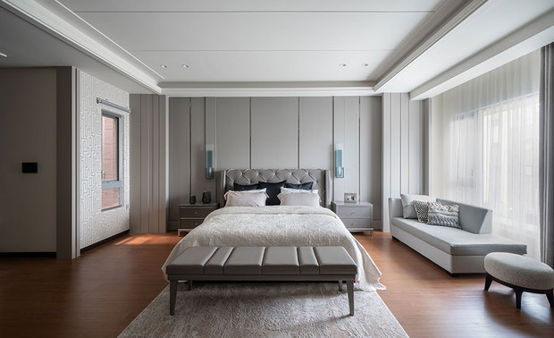 主卧室
Master bedroom

灰色系立面、床组及皮革绷布，共同营造主卧室沉静优雅空间；床头背牆以线条切割，嵌入黑色钛金铁条，变换材质于相近色系的表达，侧边牆陈贴典雅纹路壁纸，画龙点睛。

The wall paneling, beddings, and taut leather headboard of gray tone bring about a serene and elegant vibe of the master bedroom. Embed black titanium trims into the chic linear-patterned back wall and embellish the sidewall with elegant wallpaper to make a finishing touch.