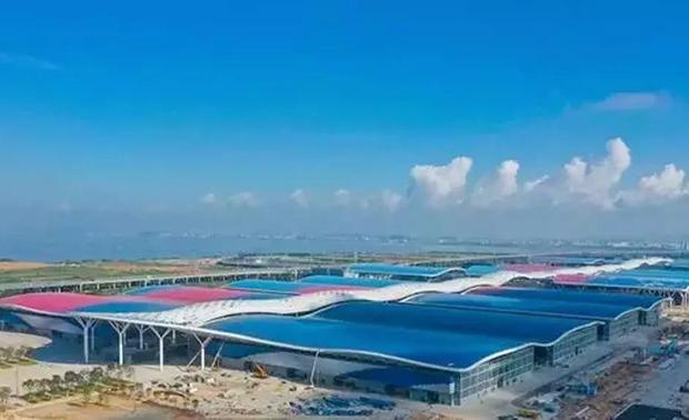 第一、规模之最
一期建设用地面积 121 万㎡
总建筑面积达 160 万㎡

第二、面积之最
一期室内展览面积 40 万㎡
建成总展览面积 50 万㎡